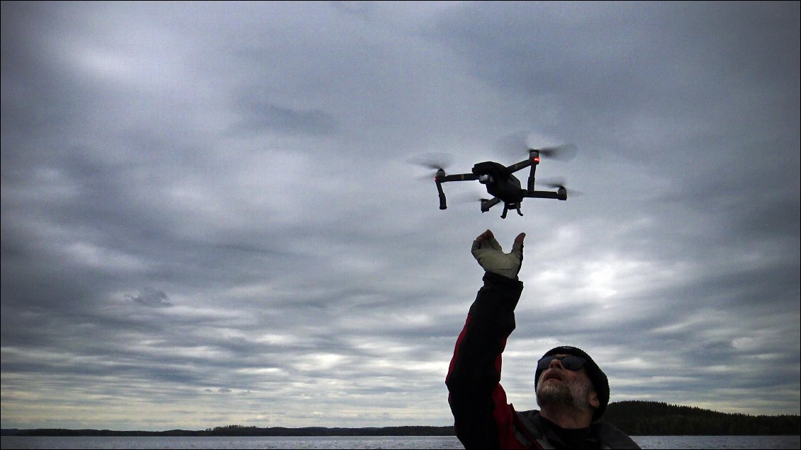 C'est ce jour là que pour la première fois, les hélices du drone heurtent mes doigts...aucune entaille mais deux doigts compléments ankylosés pendant 2 bonnes heures.
.