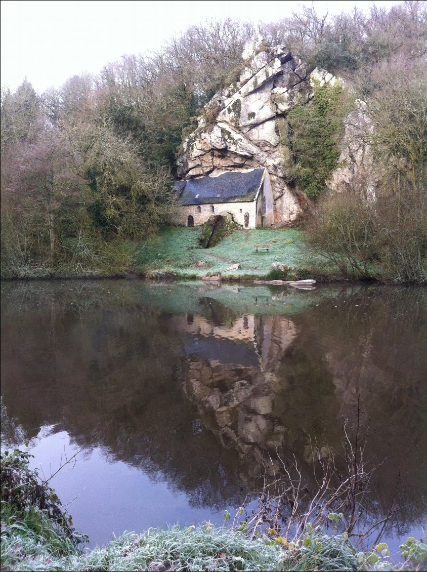 La chapelle de Saint Gildas, le long du Blavet, construite à même la roche, comme me l'avait dit le promeneur du jeudi matin...Magique, non?