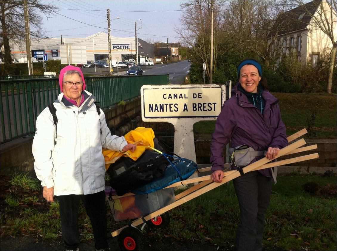 Avec ma maraine devant le canal, on y arrive! Après quasi 100km, déjà!
Il fait beau, on peut laisser tomber le ciré de parisienne à Saint Malo... ;-)