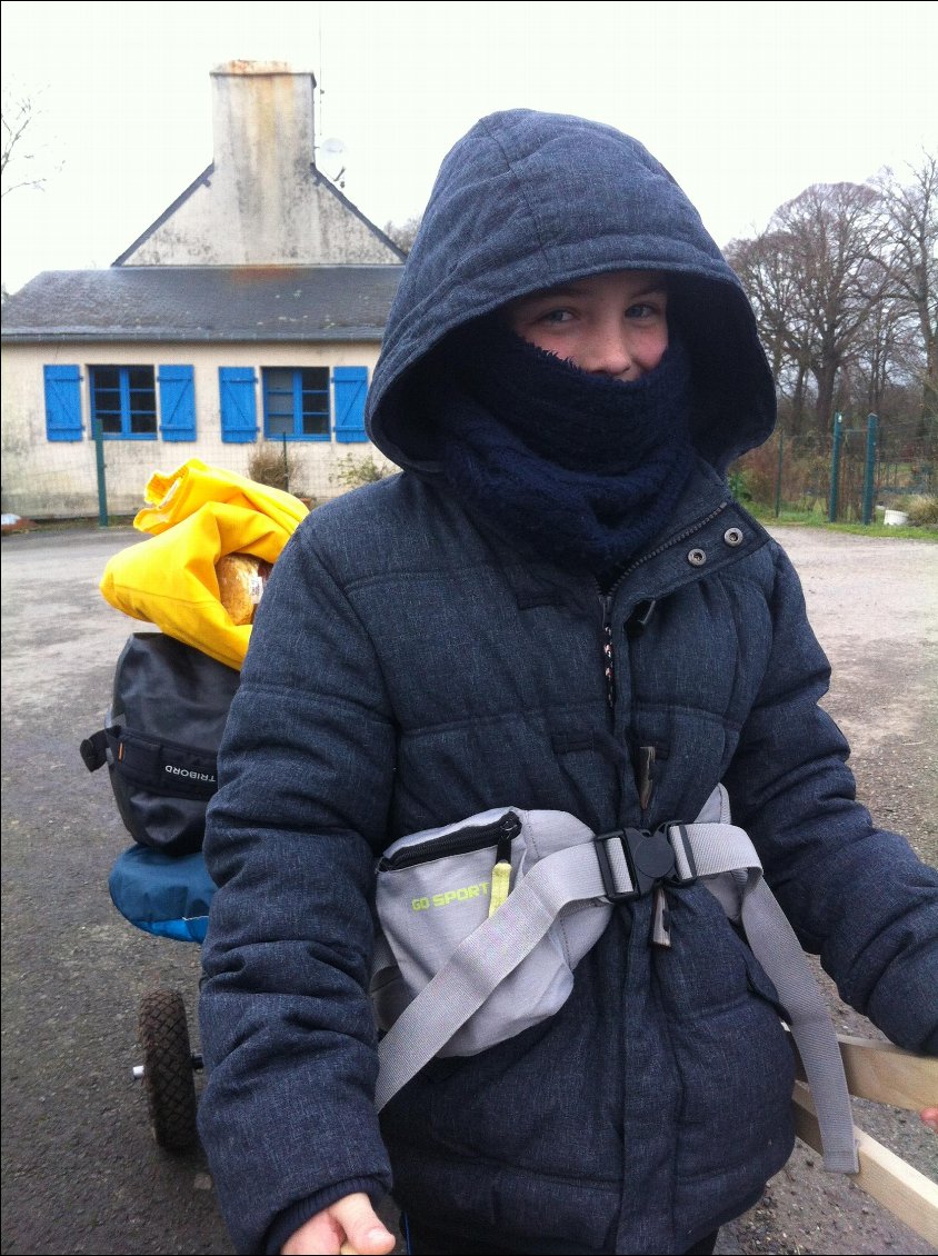 Pareil pour son grand frère... C'est à qui trainera le plus le traineau. Après la pause far breton, il ne faut rien négliger!!