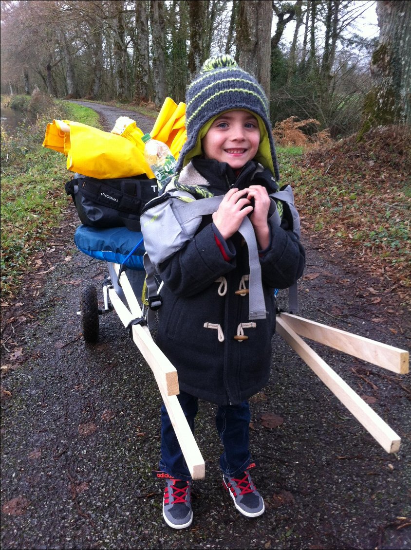 Un petit lutin pour m'aider à tirer le traineau!! Il est tout fier, il veut faire honneur au père Noël, je crois...