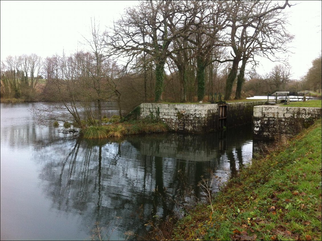 Le canal s'élargit par un étang formé au niveau d'une écluse, et il y en a à chaque étage... Travail titanesque!