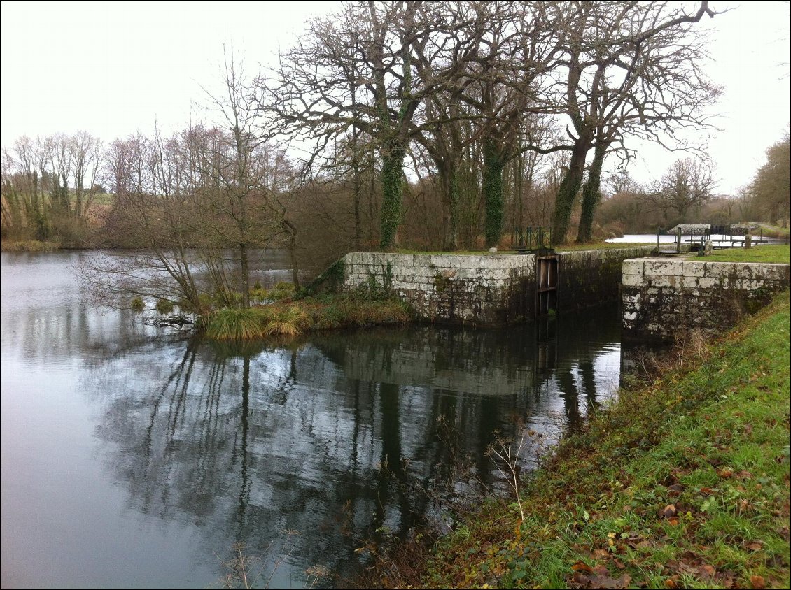Le canal s'élargit par un étang formé au niveau d'une écluse, et il y en a à chaque étage... Travail titanesque!