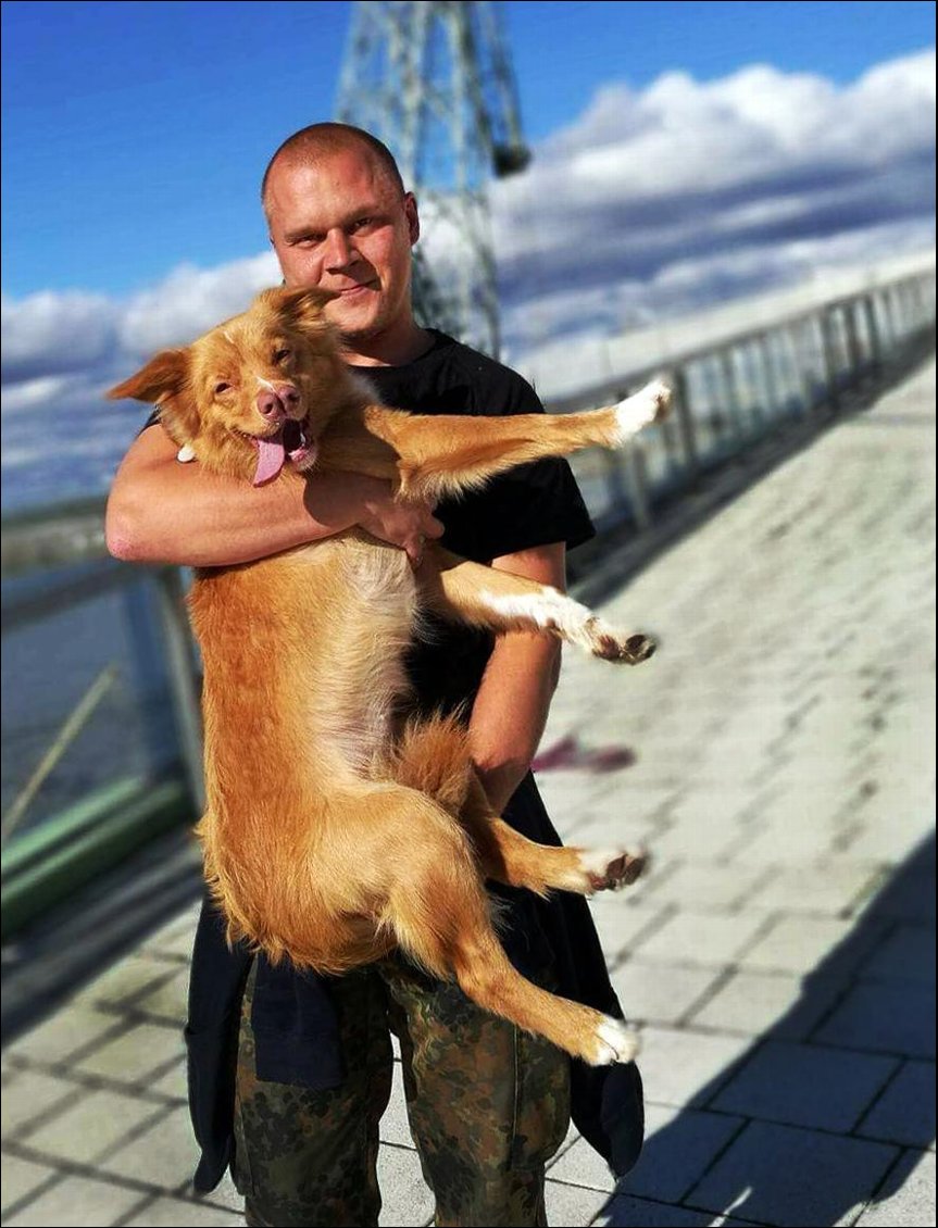 Nous y rencontrons Juha, Finlandais en bateau avec son chien Kyllikki. L’accueil est toujours bienveillant : il nous demande si nous voulons qu'il attache son chien, qui est ultra énergique, Nous lui répondons que c'est gentil mais nous préférons les animaux en liberté et la discussion commence.