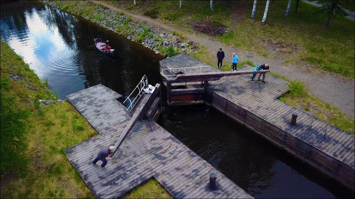 L'unique écluse à mains du voyage et de notre vie.... Tout le monde attends que le drone soit en place et fait de son mieux pour que l'image soit belle.