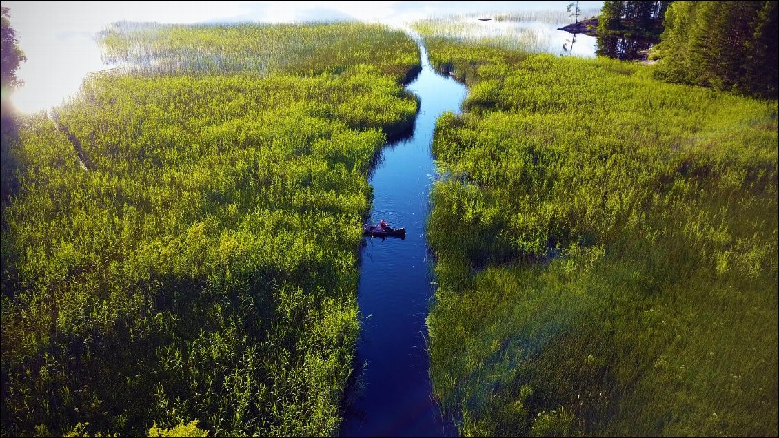 Nous étions vraiment loin de l'entrée du passage mais nous n' y pouvons rien : à hauteur d'eau c'est, pour nous, impossible à repérer.