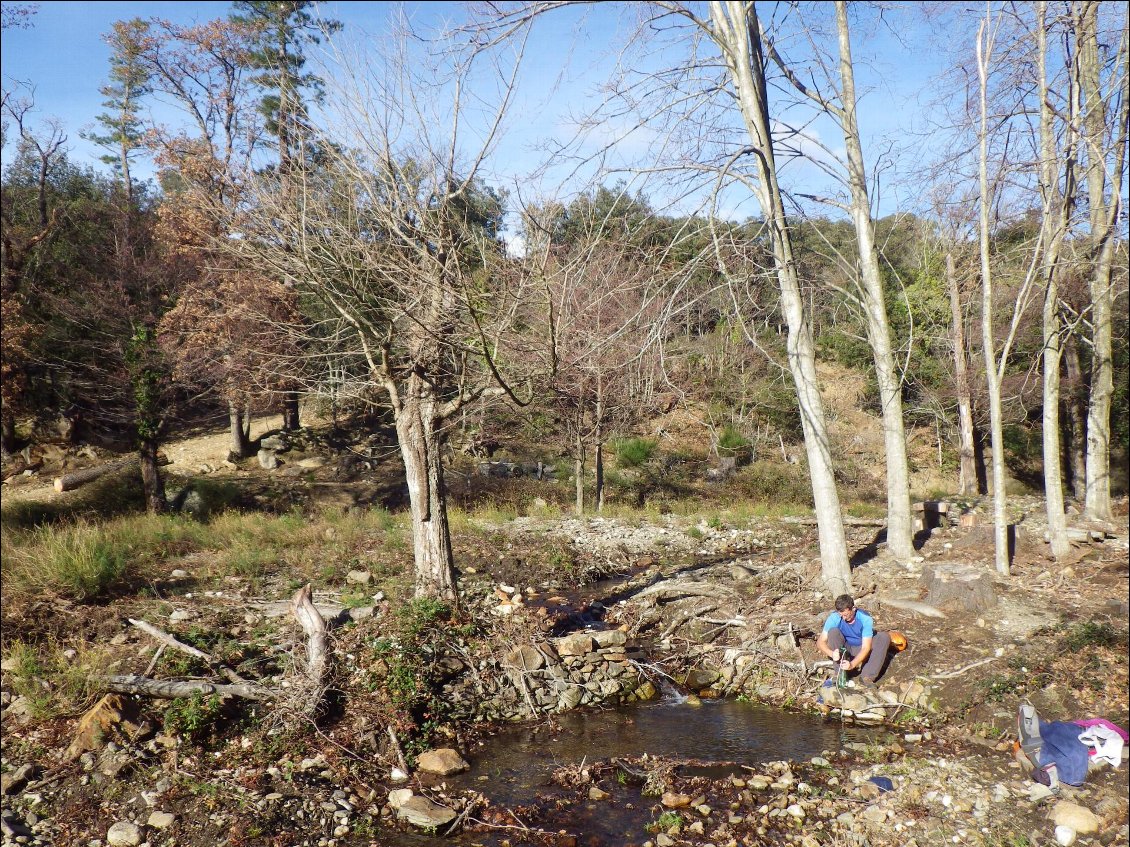 Ravitaillement et toilette au torrent del Pregon