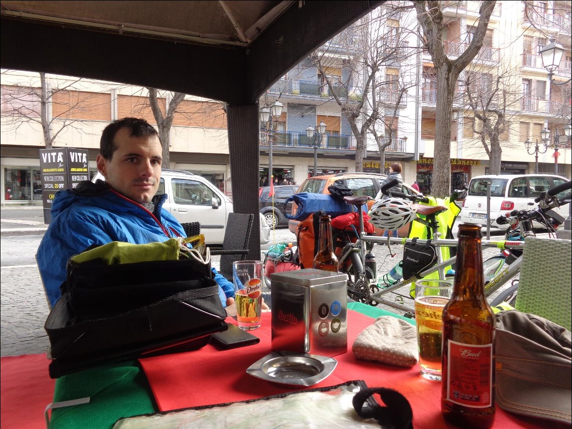 J3 pause bière du midi. On sait d'où viennent les fenouils que les italiens mangent! on a presque traversé les champs et on est repeint!