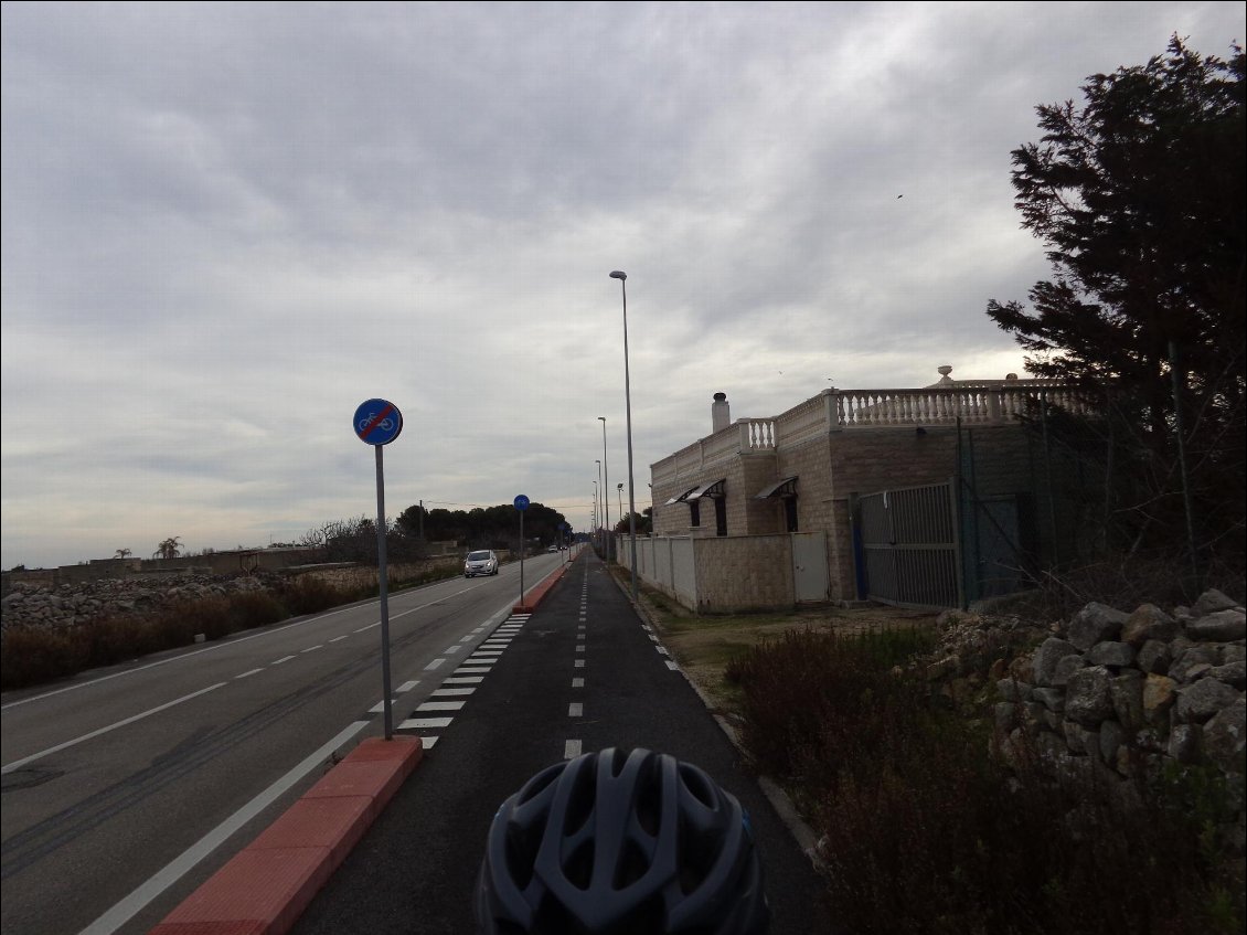 Piste cyclable équipée de panneaux de fin et début à chaque entrée de maison!