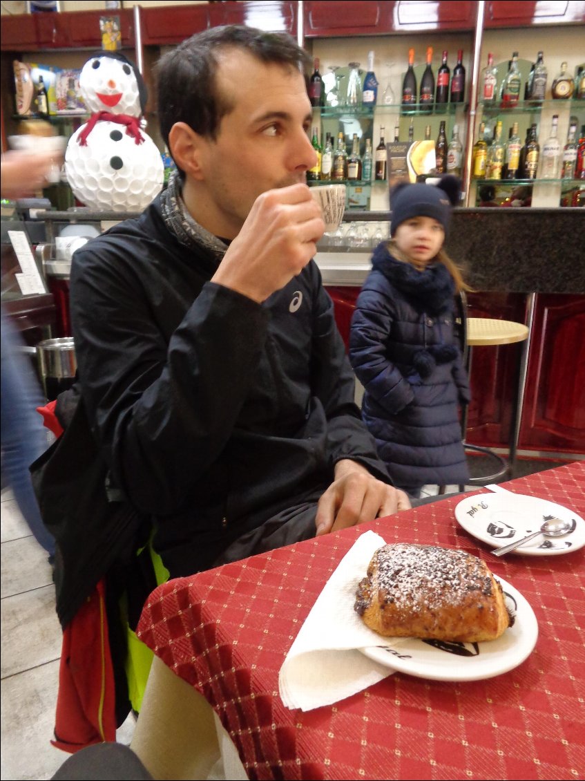 Café cornetto pour attendre l'ouverture du musée à Palazzo