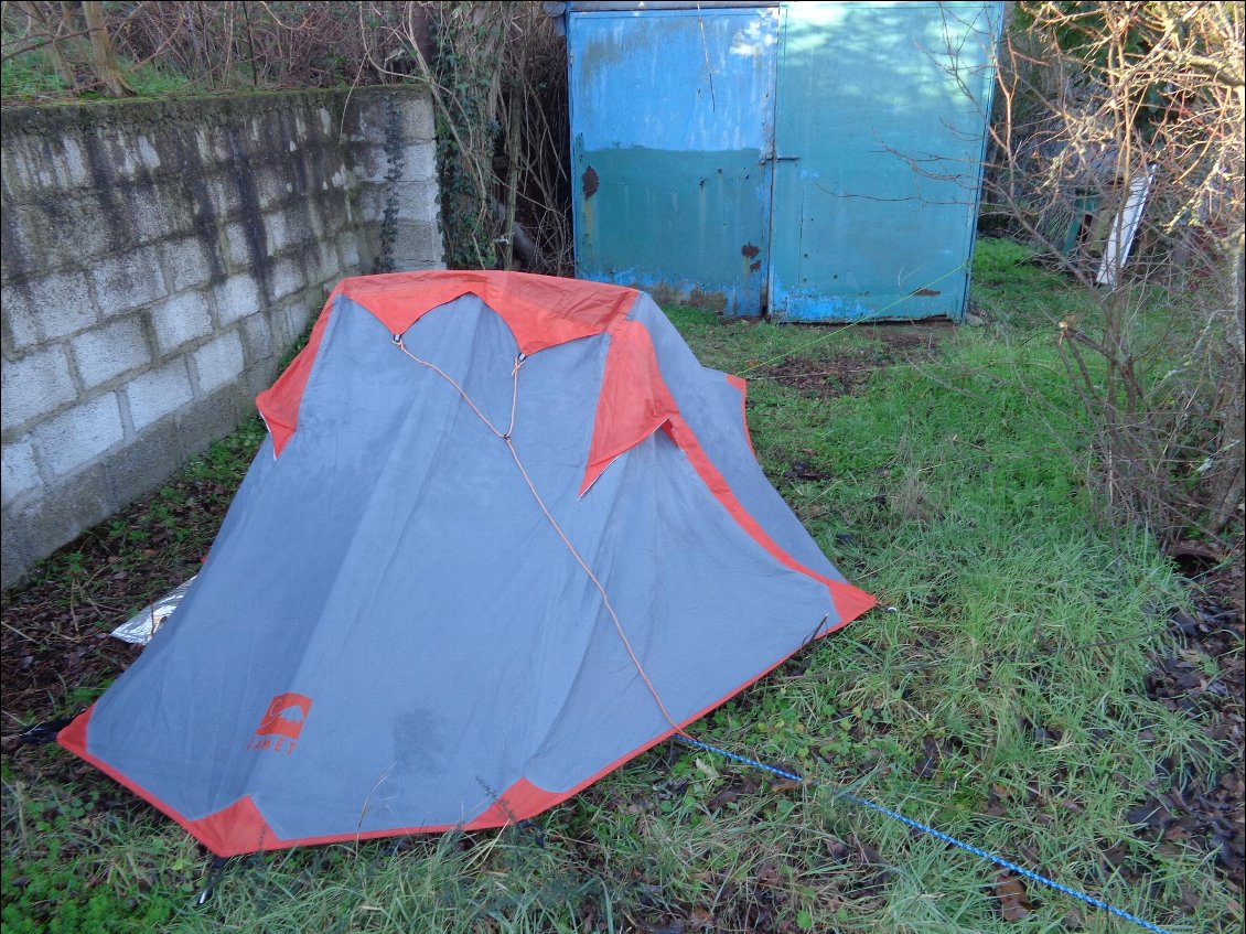 Un garage pour Ding Dong, une tente tenue par des ficelles, car sur une dalle béton et voilà une nuit au calme