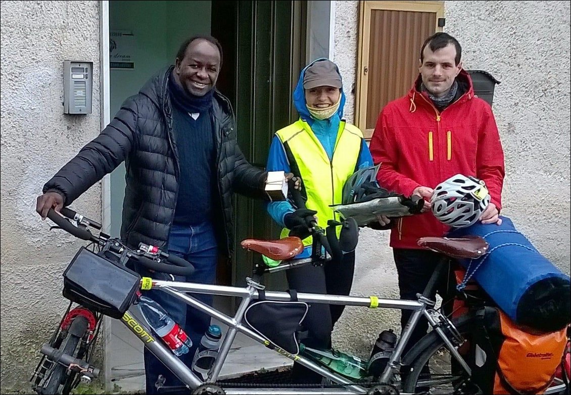 Au départ: Albert, qui nous a accueilli en warmshower. Photoprise par Massimo qui nous a indiqué des routes pour démarrer