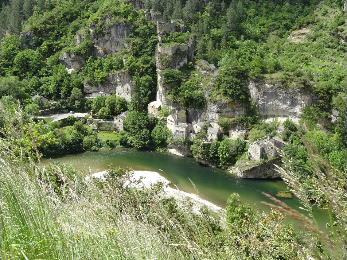 Le début des gorges du Tarn. Village de Castlebouc. 