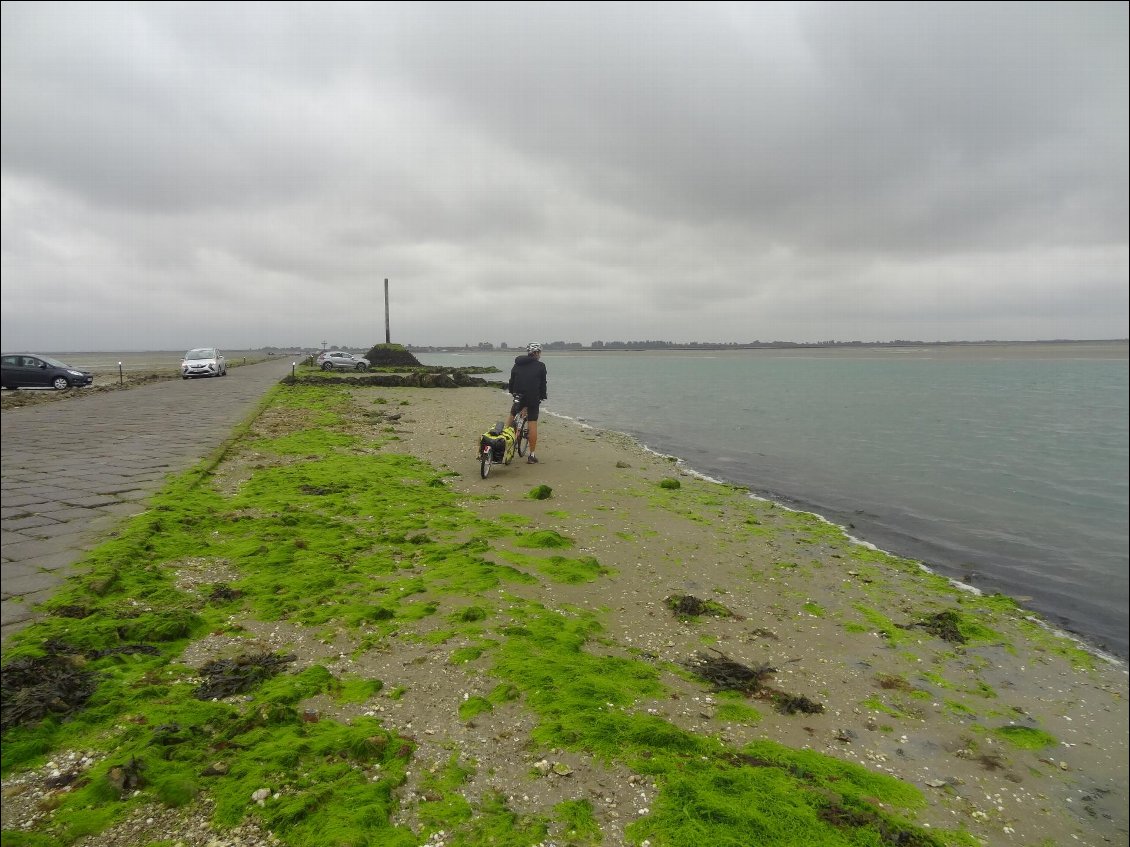 Le passage du Gua, sur l'île de Noirmoutier. Passage submersible, il n'est ouvert qu'à marée basse. Il est temps de passer, car la mer remonte !!