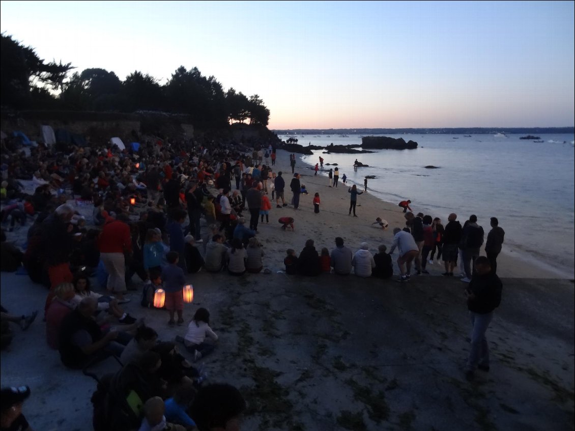 L'attente du feu d'artifice le 14 juillet à Fouesnand.