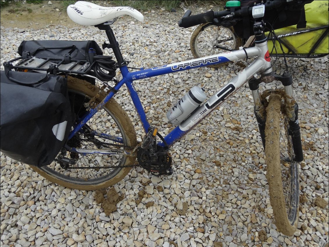 Nous nous sommes embourbés sur un chemin le long des plages du débarquement ! A tel point, que nous avons dus porter nos vélos sur la digue car les roues ne tournaient plus !!
