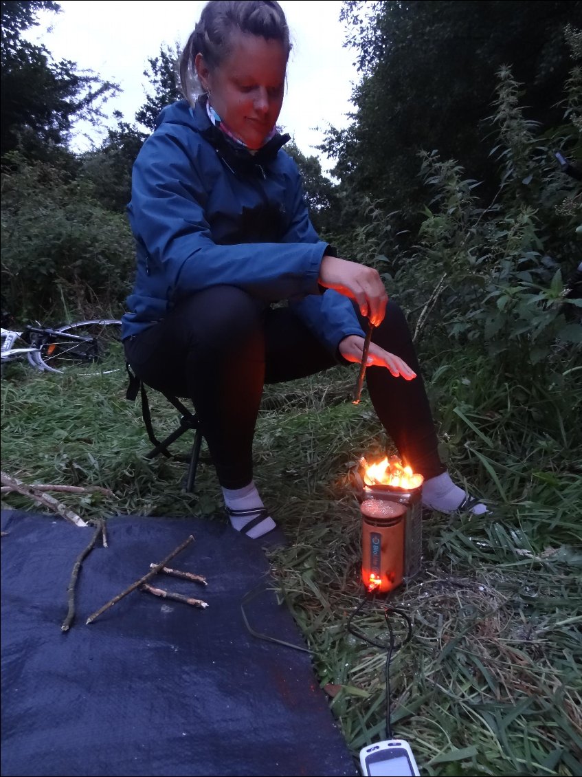 Petit réchau à bois d'Axel. Il fait froid et je me tiens auprès du feu !
