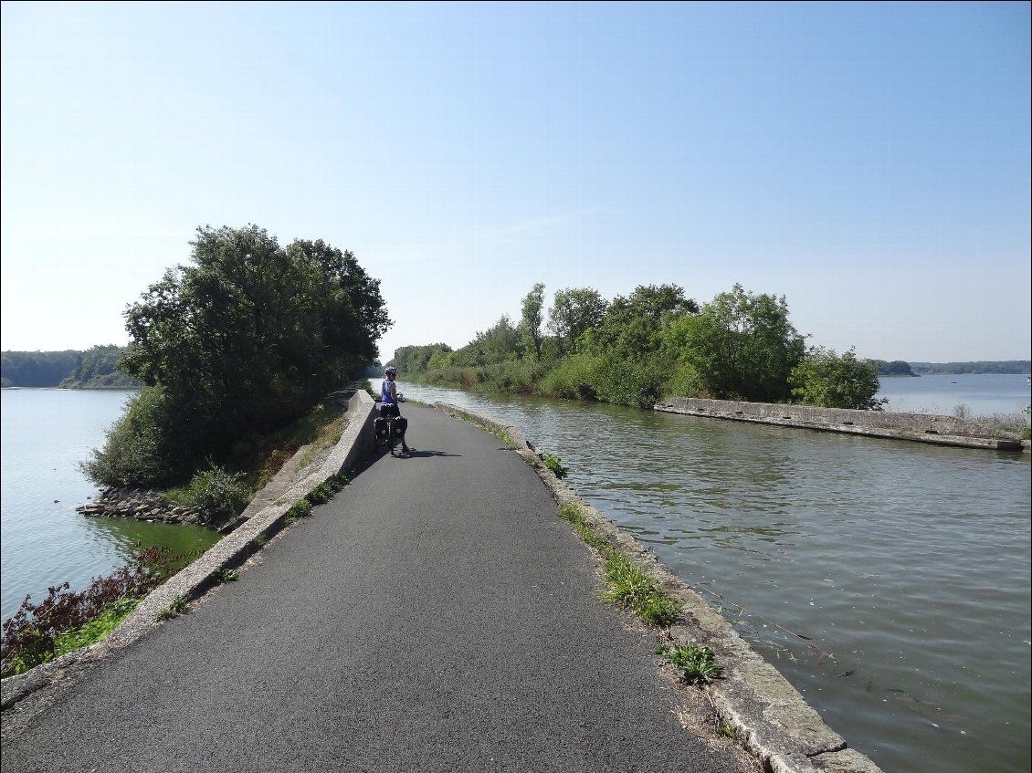 Le canal avant la ville de Metz