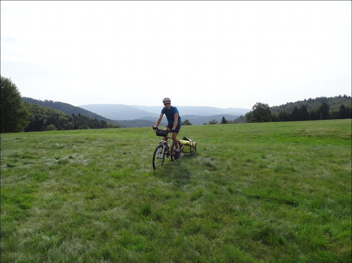 Thibault s'essaye au tout terrain au sommet du premier col dans les Vosges