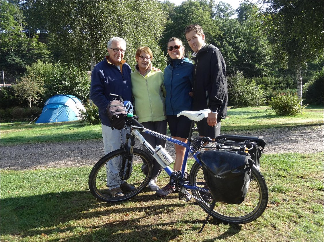 Les grands-parents nous on rejoins pour deux jours dans les Vosges. Ils nous suivent avec leur camping-car.