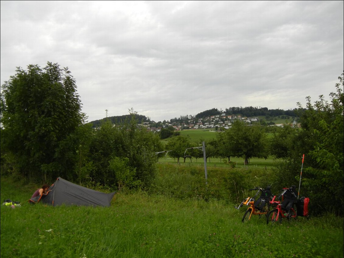 Bivouac du J8, trouvé dans l'urgence (orage + nuit), très très près de la voie de chemin de fer :(