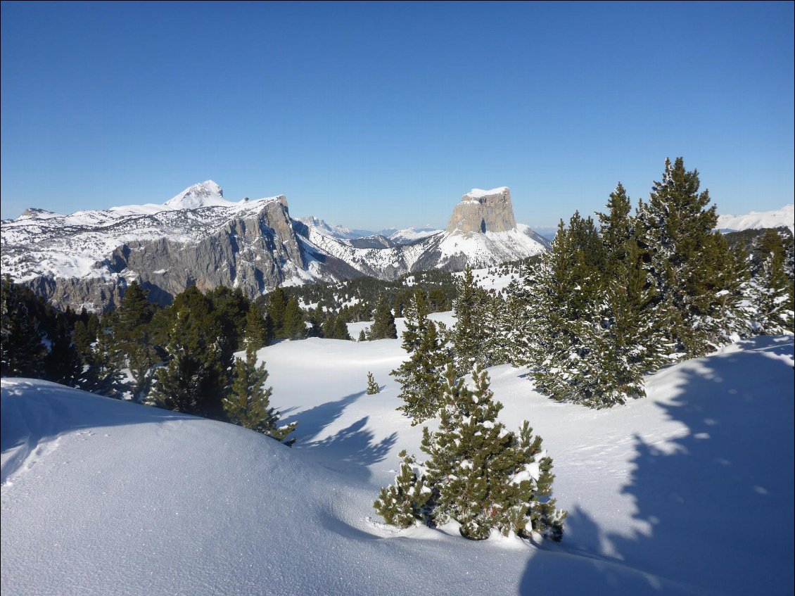 Encore le Mont Aiguille, avec le Grand Veymont cette fois.