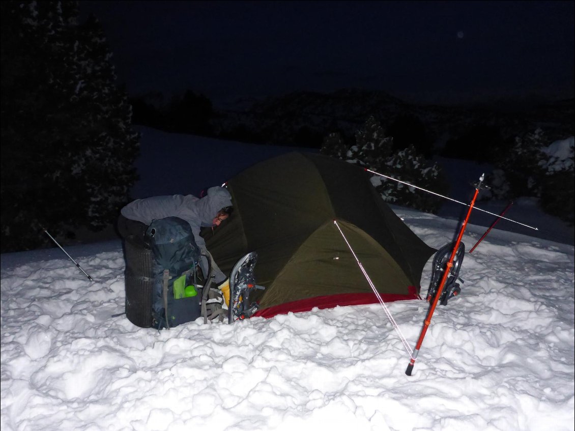 Un petit bivouac pour tester le matériel... Fait pas chaud mais pour le moment il n'y a pas de vent.