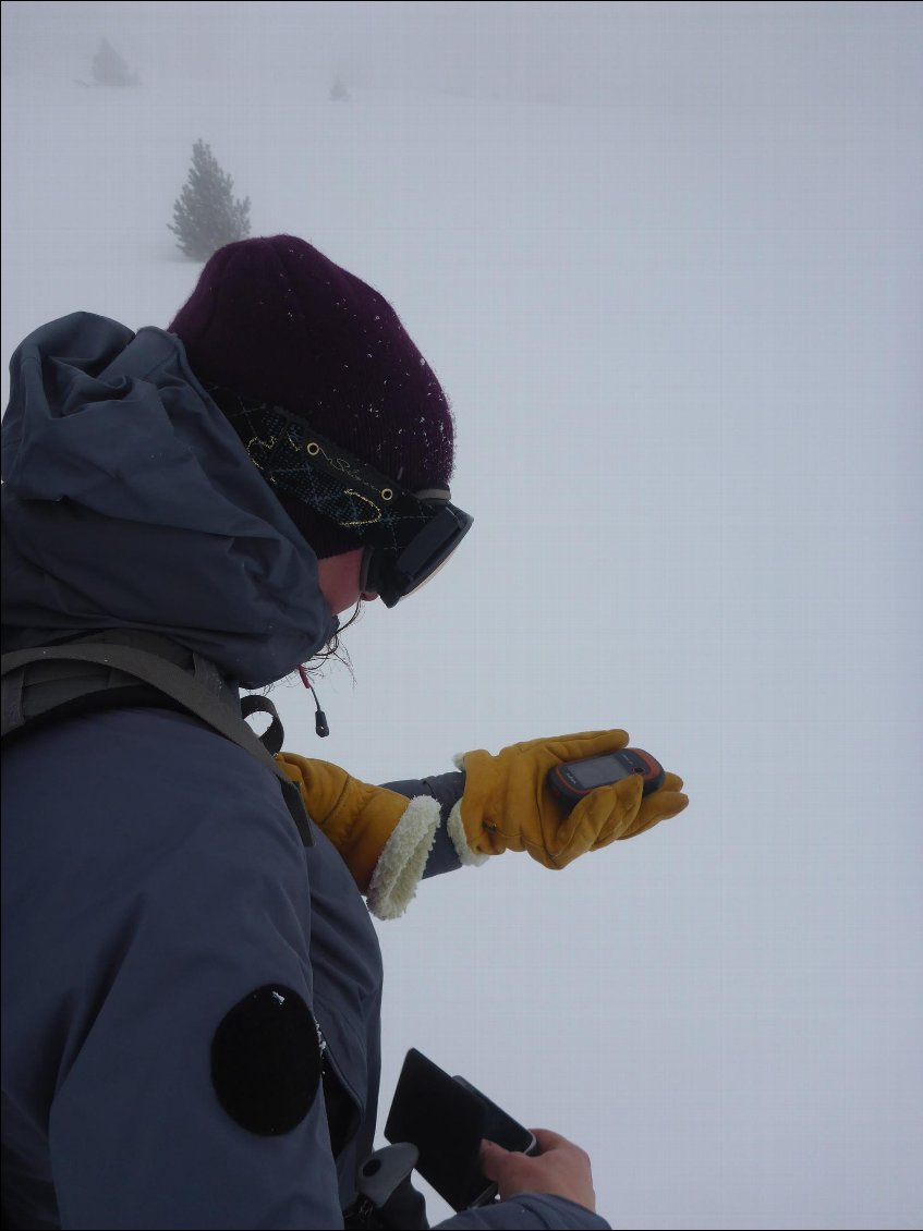 Petit joueur... nous sortons le GPS pour nous recaler de temps en temps. Nous n'avons qu'une confiance très limitée dans les traces que nous croisons, quelles soient fraîches ou plus anciennes.