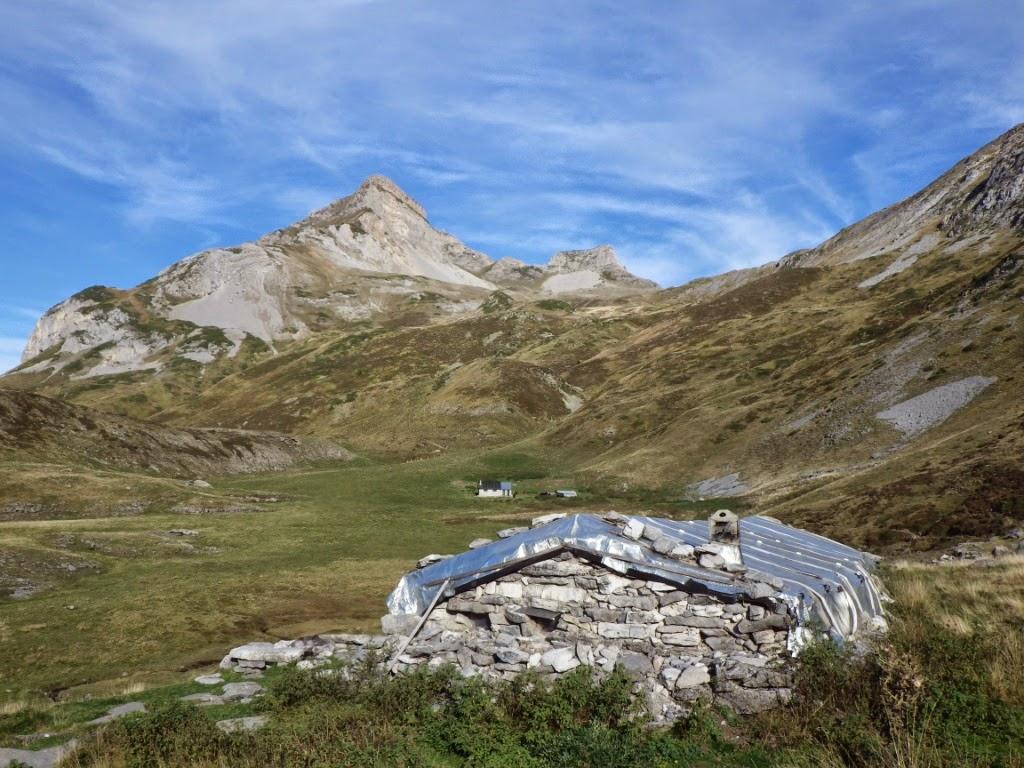 La cabane des spéléos et la cabane de Cézy