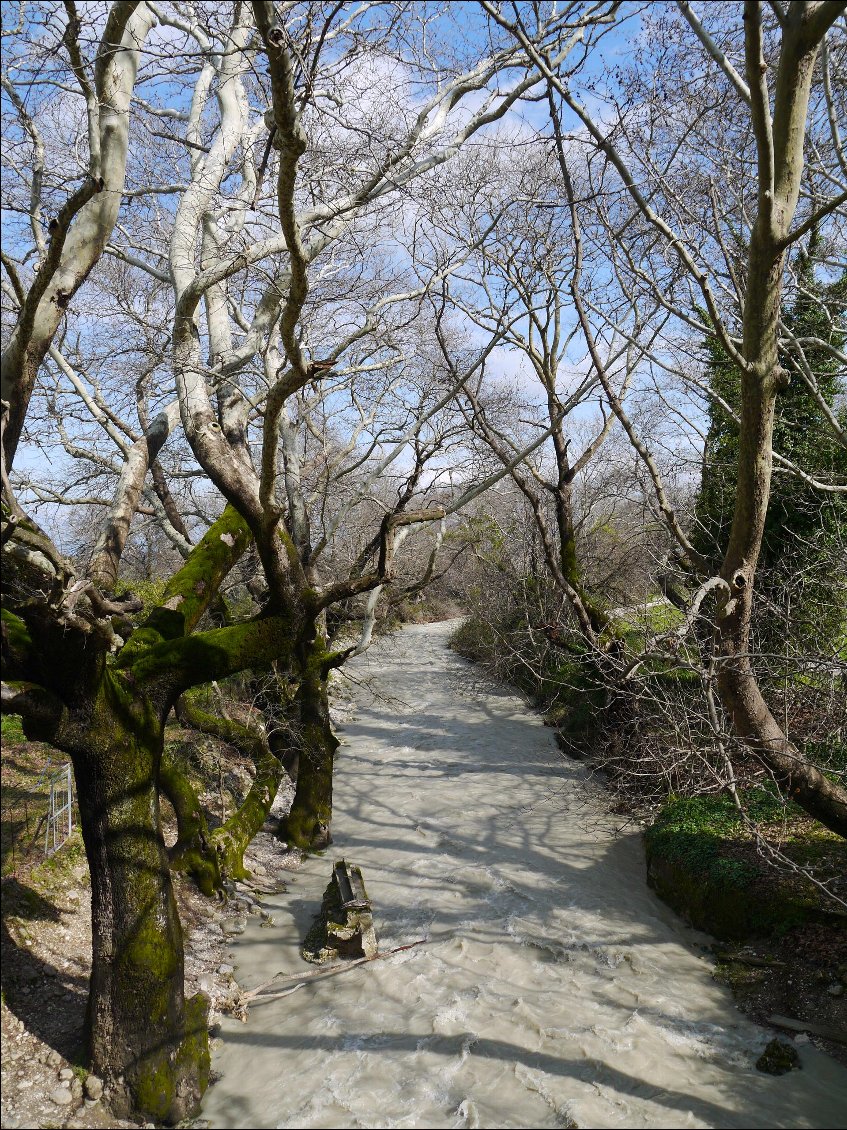 parce que les petites routes sont coupees...