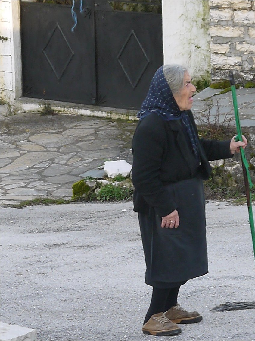 Bel accueil a zitsa, 93 ans et plus toutes ses dents...