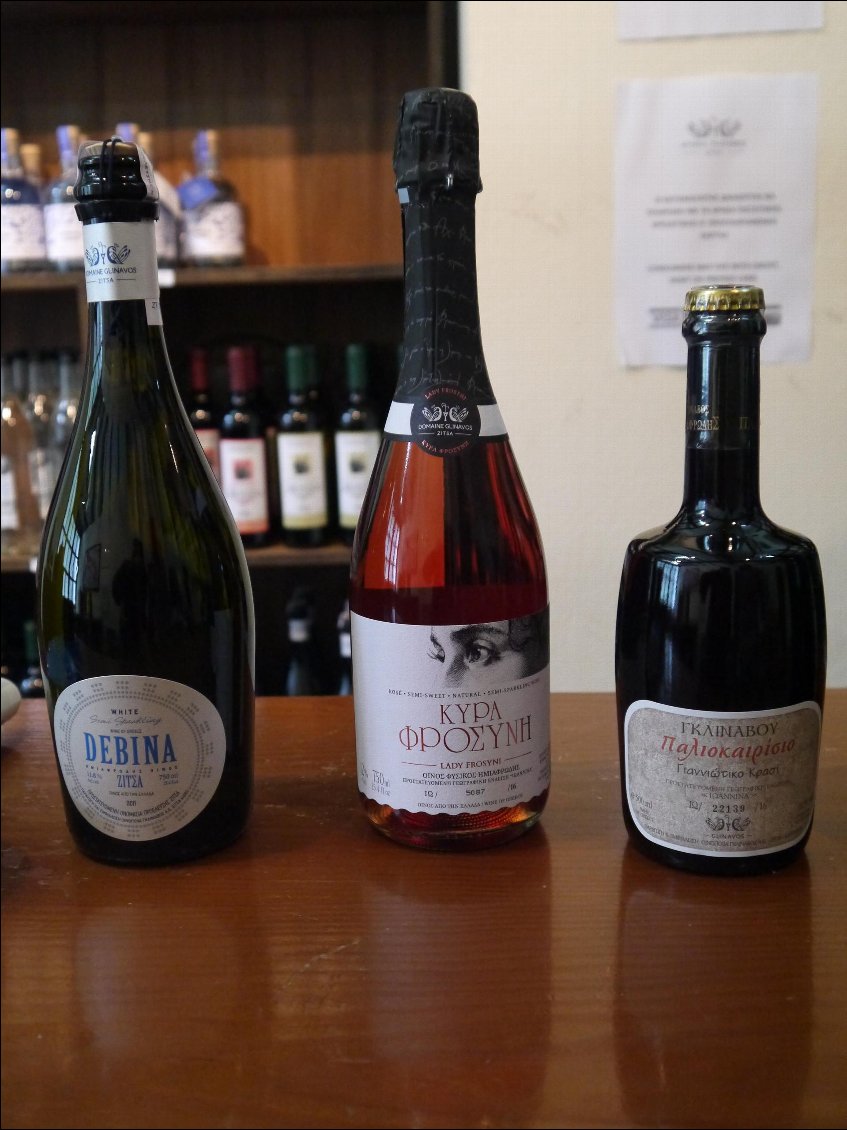 A droite, le vin de tradition local, aussi vinifie chez l'habitant