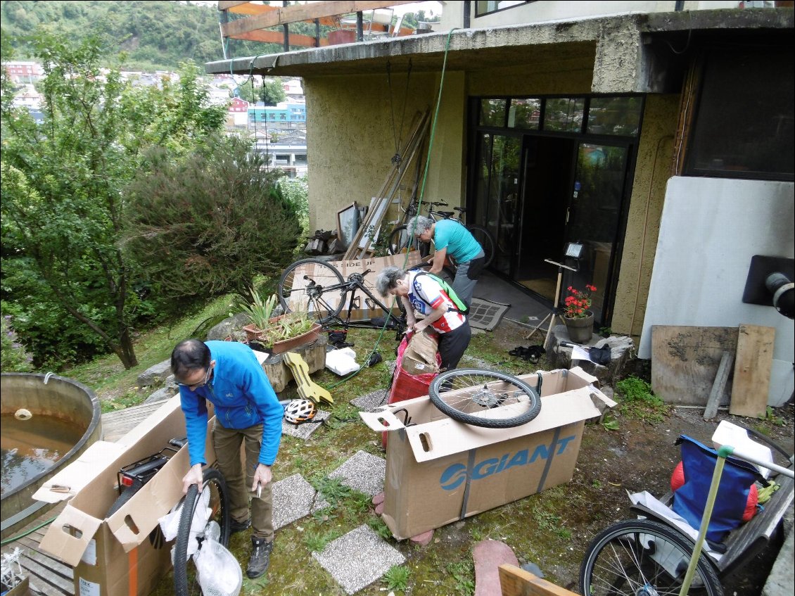 Joyeux déballage des vélos dans le jardin de l'hôtel