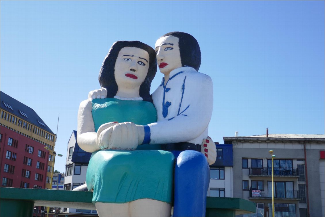 Les amoureux de Puerto Montt regardent vers l'océan pacifique.