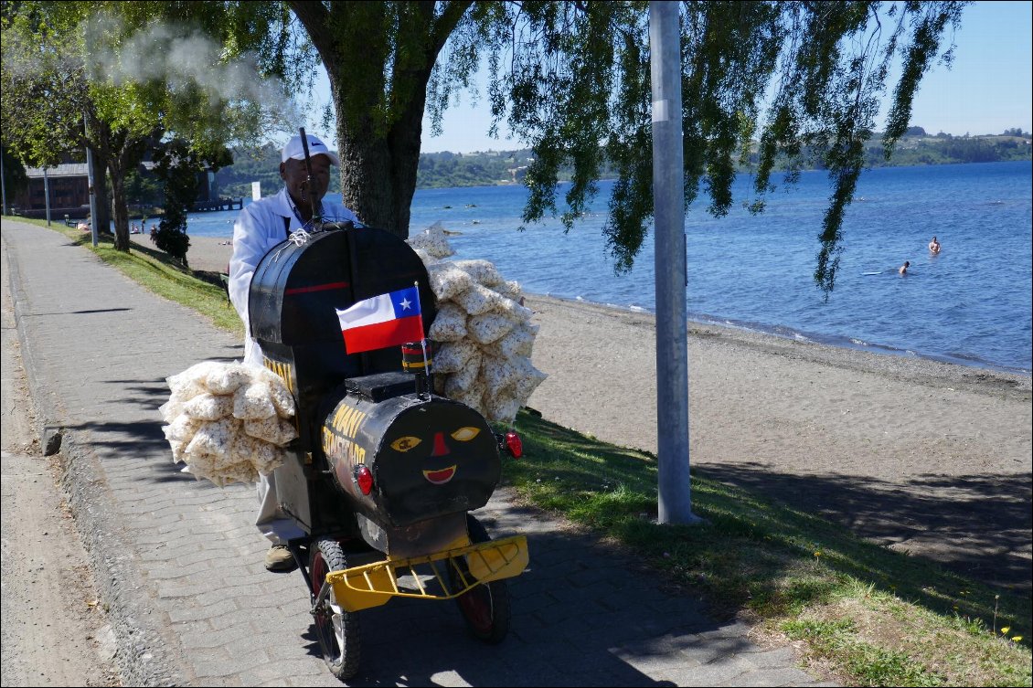 Vendeur de pop-corn à la locomotive près de Frutillar