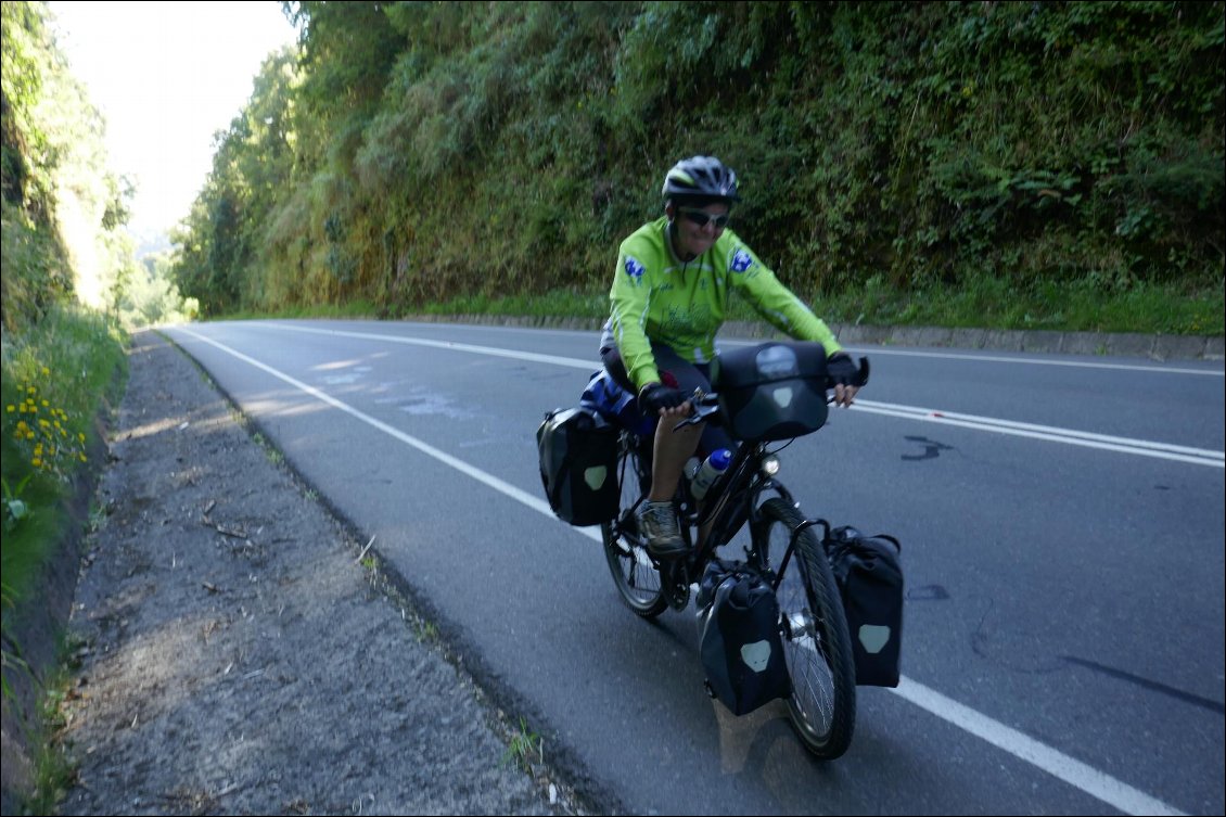 Route qui monte vers le paso cardenal Samore. Peu de place pour les vélos lorsque les cars et camions nous doublent.