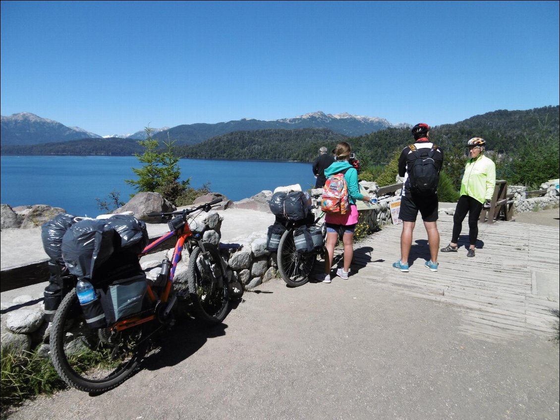 Rencontre avec des cyclos argentins qui parcourent la route des 7 lacs.