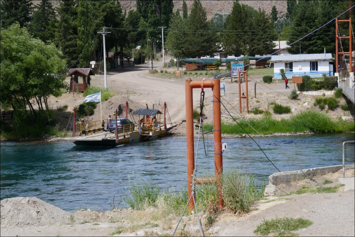 Petit village, le long du rio Limay accessible aux véhicules par un ferry.