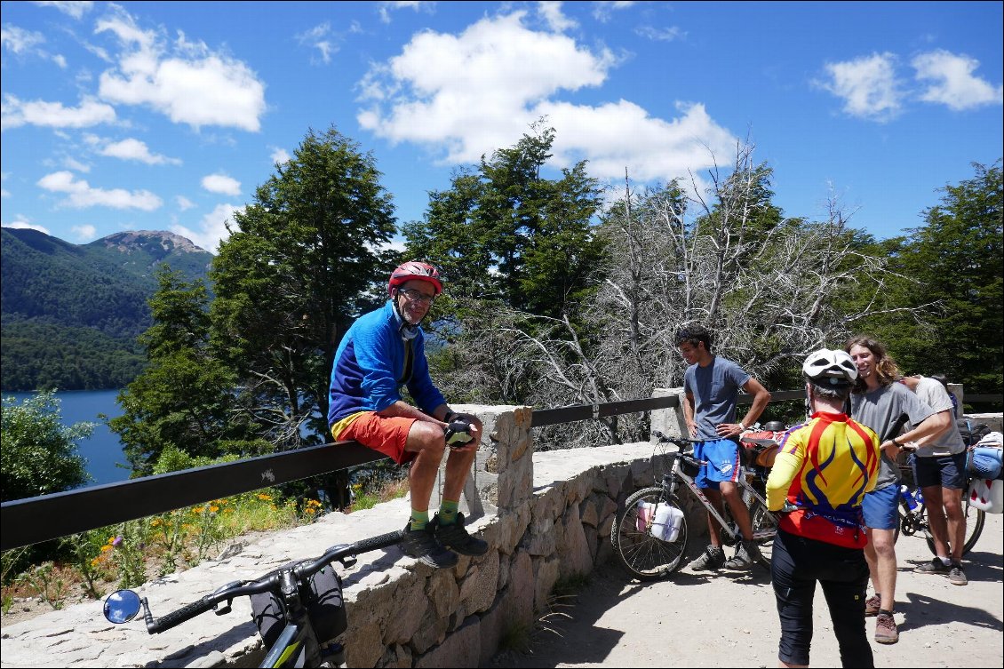 Rencontre avec des cyclos argentins près du lac Villarino.