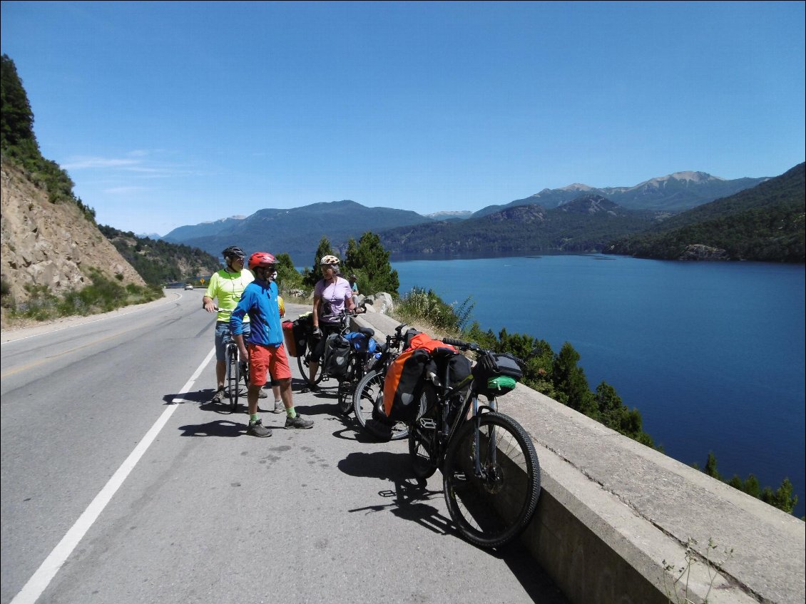 Rencontre avec un cyclo argentin près du lac Lacar.