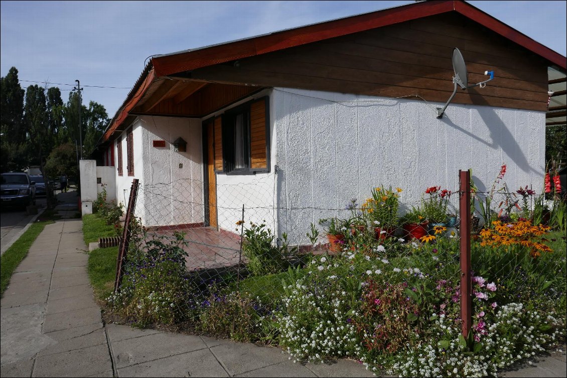 Maison en bois aux abords fleuris typique de la Patagonie.