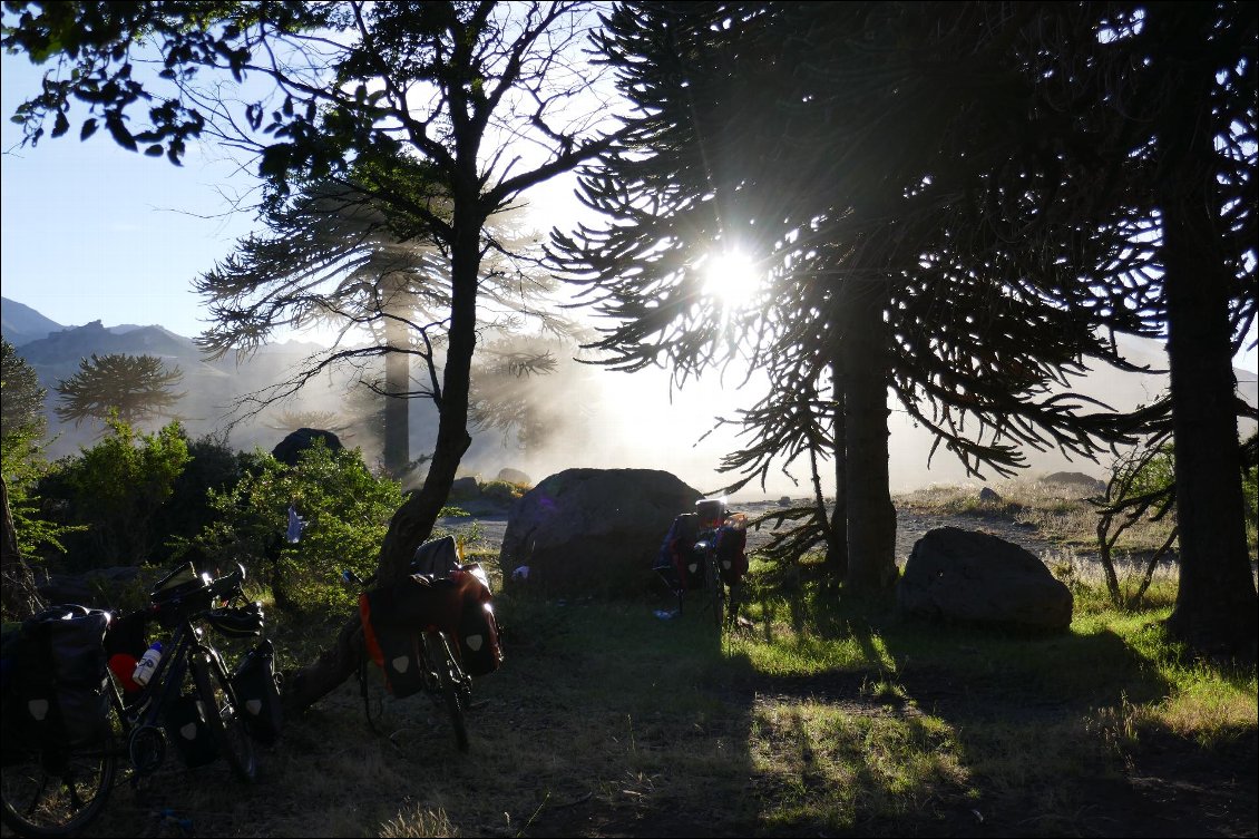 Soirée au bord du rio. La poussière de la piste n'est pas loin.