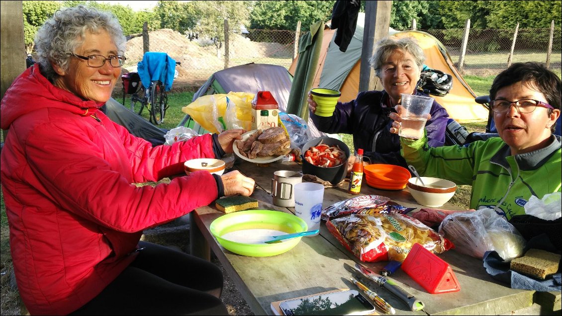 Repas du soir au camping Puyehue