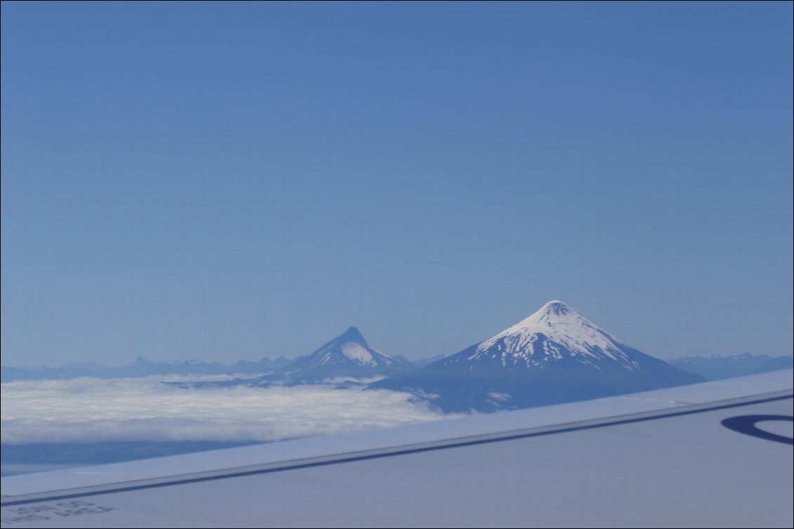 Volcans Osorno et Puntiagudo vus d'avion