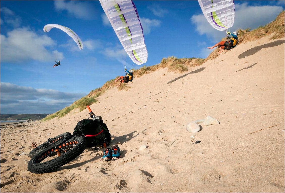 Jackpot ! Pour clôturer mon séjour à La Hague, la dune de Biville m'offre une longue session de jeu. En short et pieds nus dans le sable en octobre, en Normandie : c'est sans trucages.
Fatbike et parapente en Normandie
Photo : Anthony