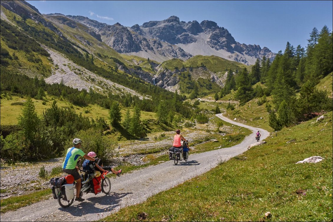 Dans le Val Vau, avant de rejoindre la superbe piste du Val Mora (Suisse).
L'arc alpin à vélo et plusieurs familles
Photo : Ariane et Seb Langlais-Cristini
