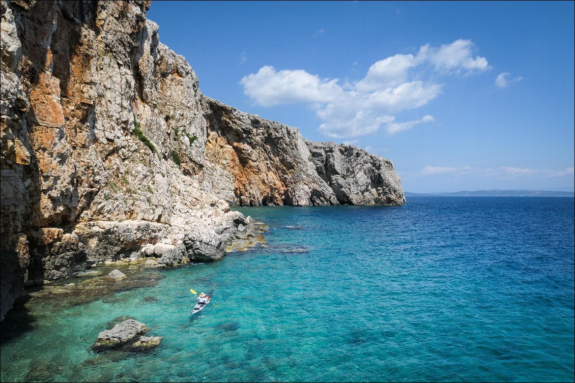 Nous profitons de la mer calme pour apprécier l’ambiance des falaises de la côte est. Elles hébergent des vautours fauves dont le nombre est malheureusement en déclin (moins d’une centaine de couples répartis sur 5 iles) ; nous avons la chance d’en observer plusieurs, d’un point de vue inhabituel pour nous parapentistes qui avons l’occasion de voler régulièrement avec eux.
Croatie en kayak
Photo : Carnets d'Aventures