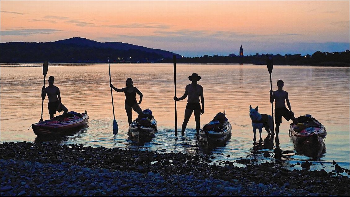 Après le canal d’Osor, entre Cres et Lošinj, le moment est immortalisé au soleil couchant avant de monter notre bivouac de nuit.
Croatie en kayak
Photo : Anne Iotz et Alex de Viveiros