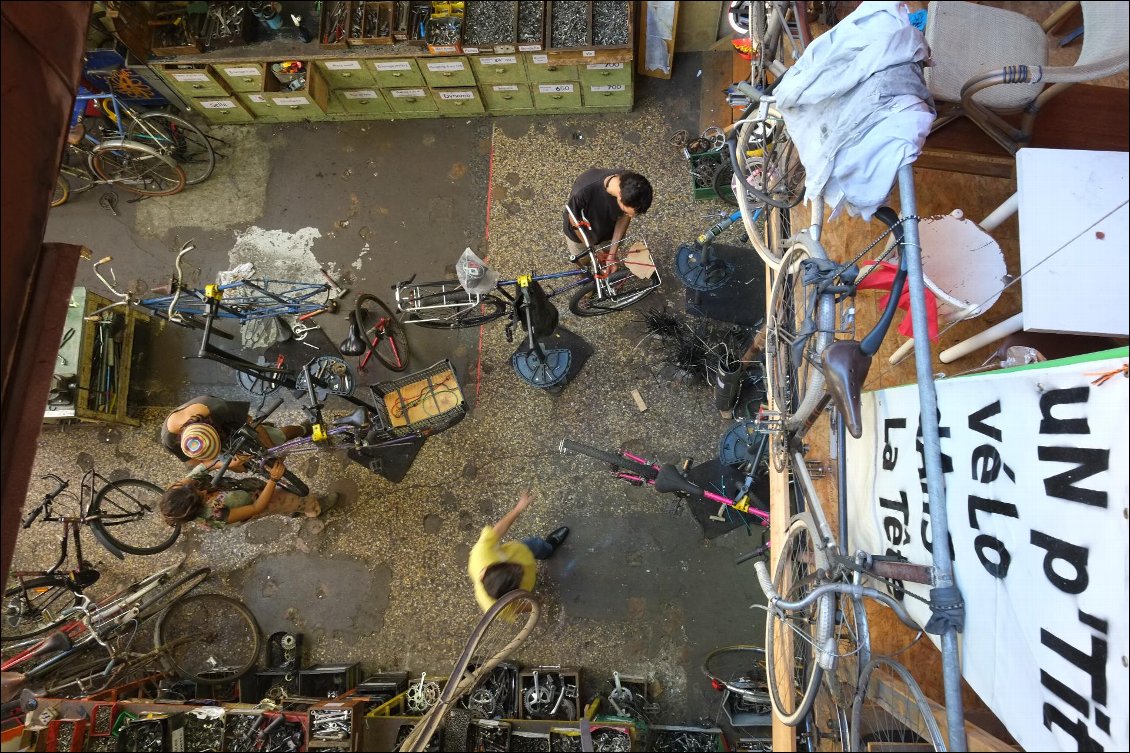 Entraide. Ici, au sein de l’atelier « uN p’Tit véLo dAnS La Tête » à Grenoble.
Monter son vélo de voyage pour pas cher. Ateliers participatifs et solidaires.
Photo : Matthieu Allereau