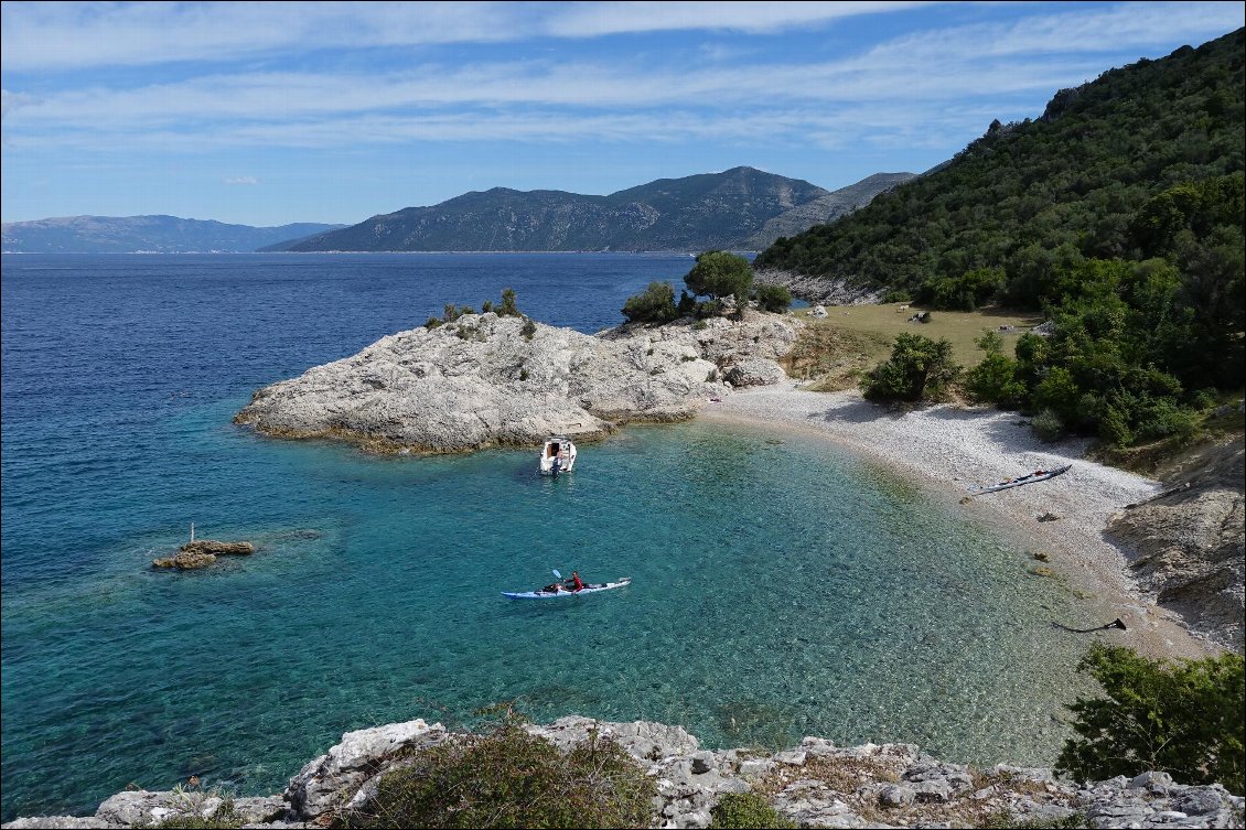 Nous quittons un superbe lieu de bivouac !
(où nous étions seuls avant l'arrivée du petit bateau à moteur :-)).
Photo : Carnets d'Aventures